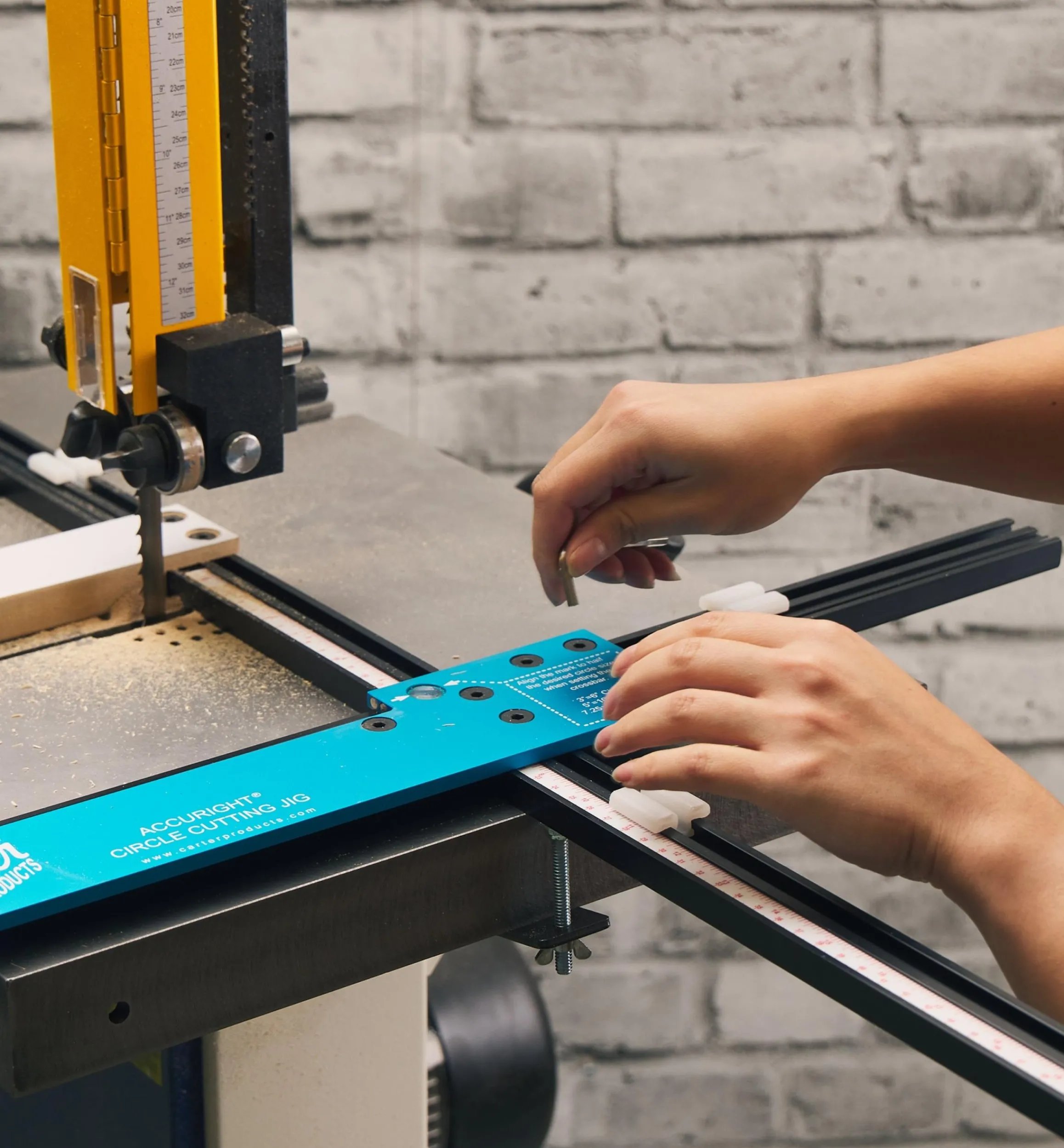 Lee Valley Jigs, Guides & Fixtures>Circle-Cutting Jig With Support
