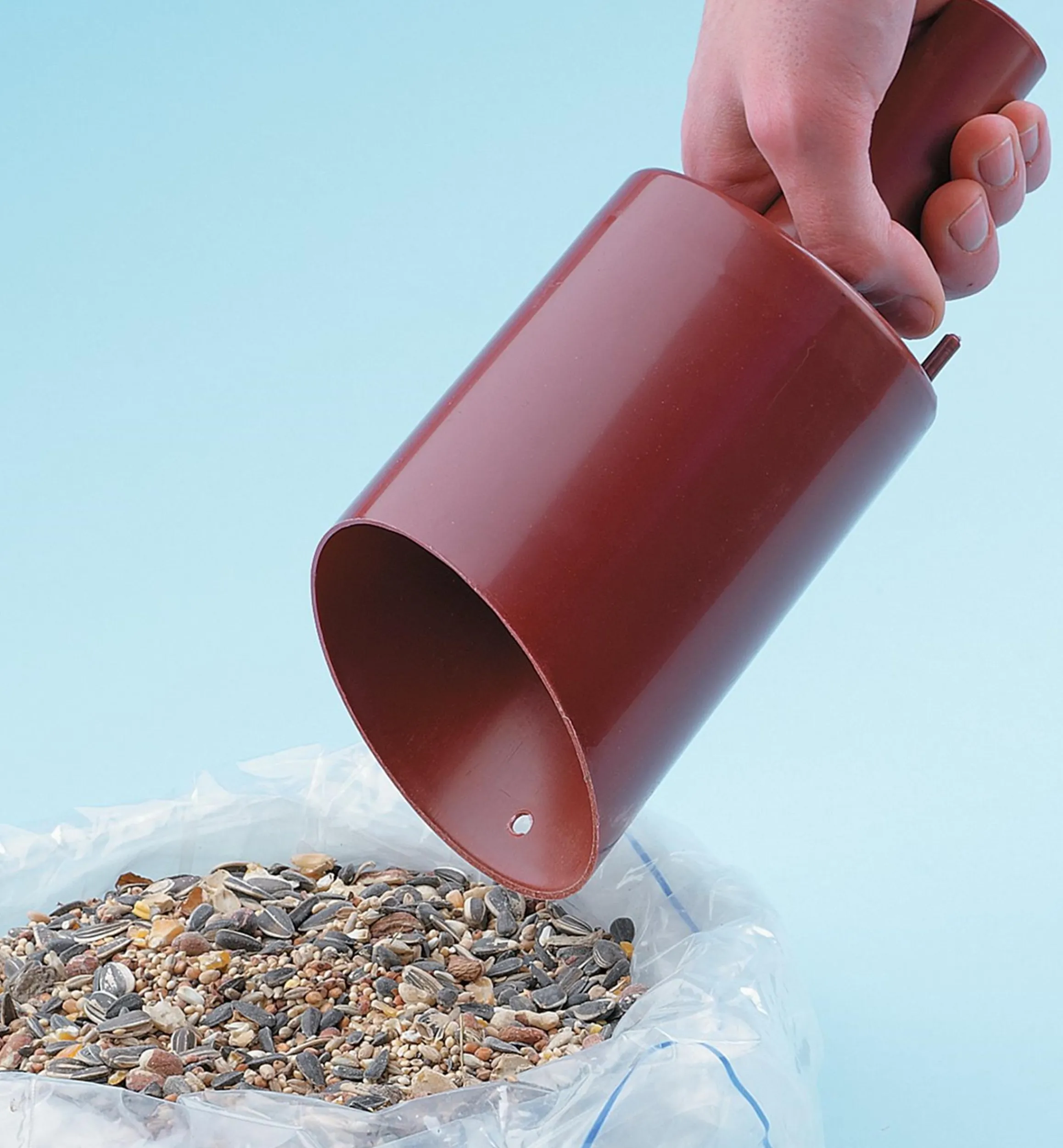 Lee Valley Birding>Funneling Bird Seed Scoop