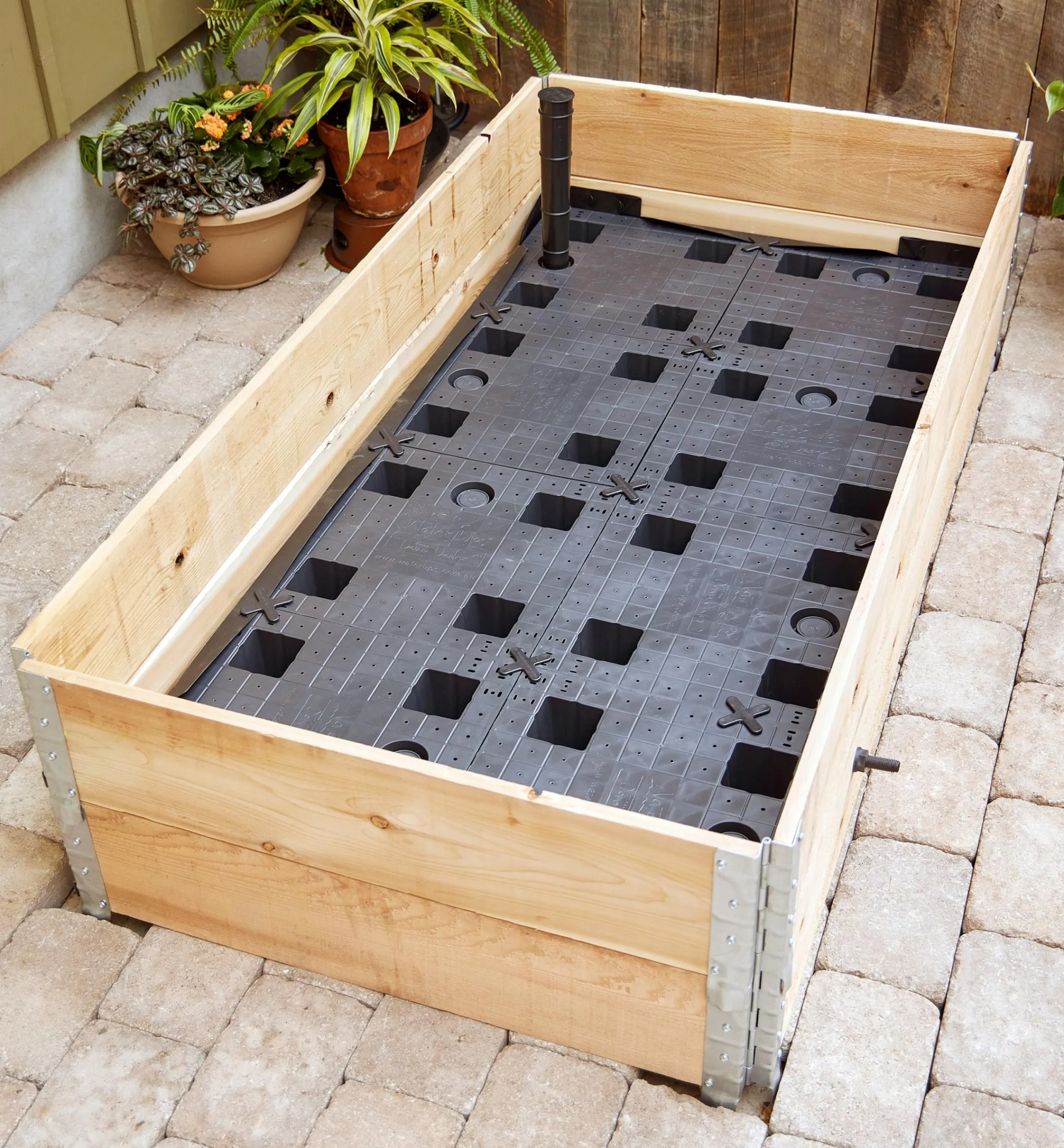 Lee Valley Container Gardening>Self-Watering Raised-Bed Hardware