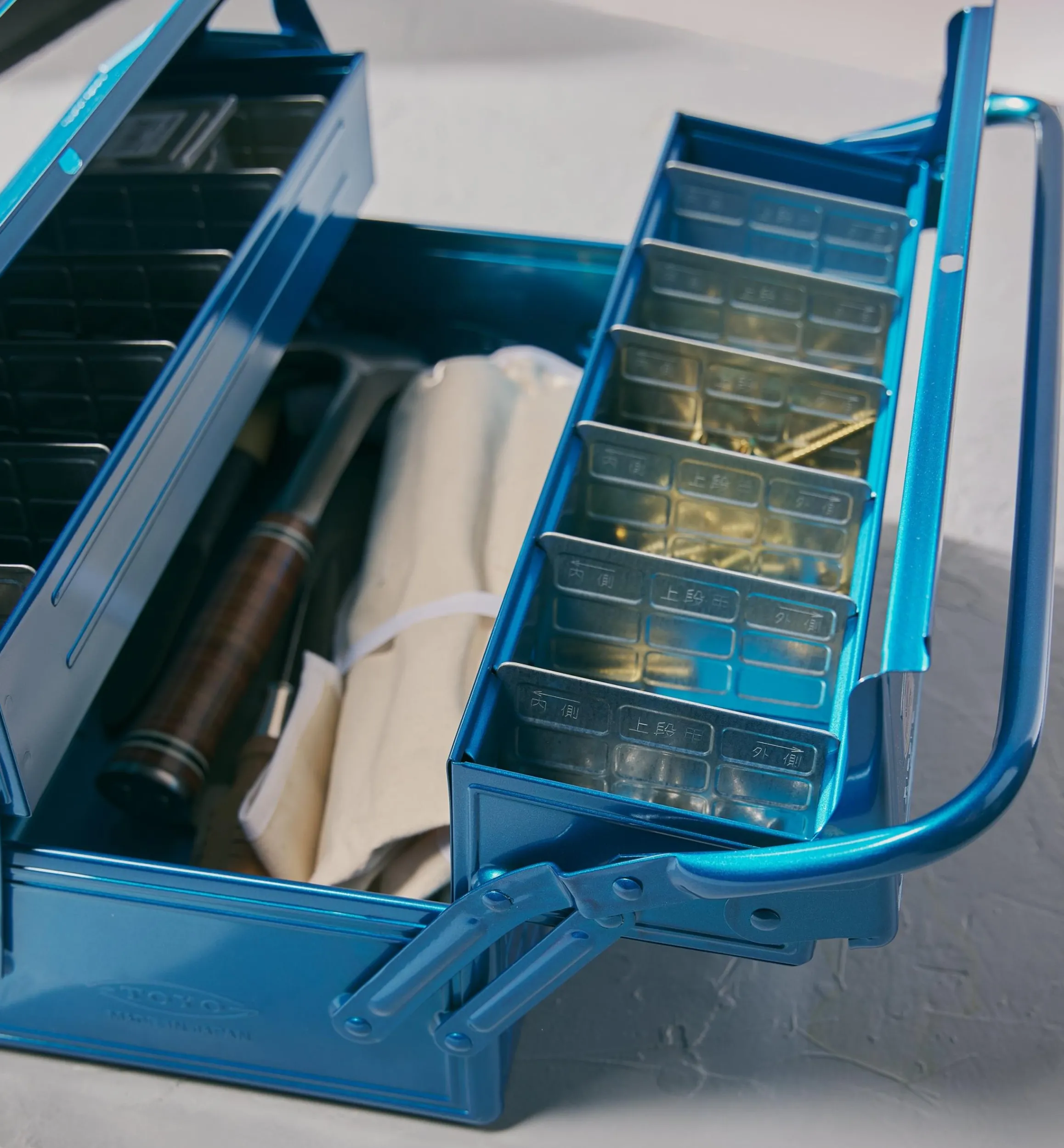 Lee Valley Workshop>Toyo Large Cantilevered Toolbox