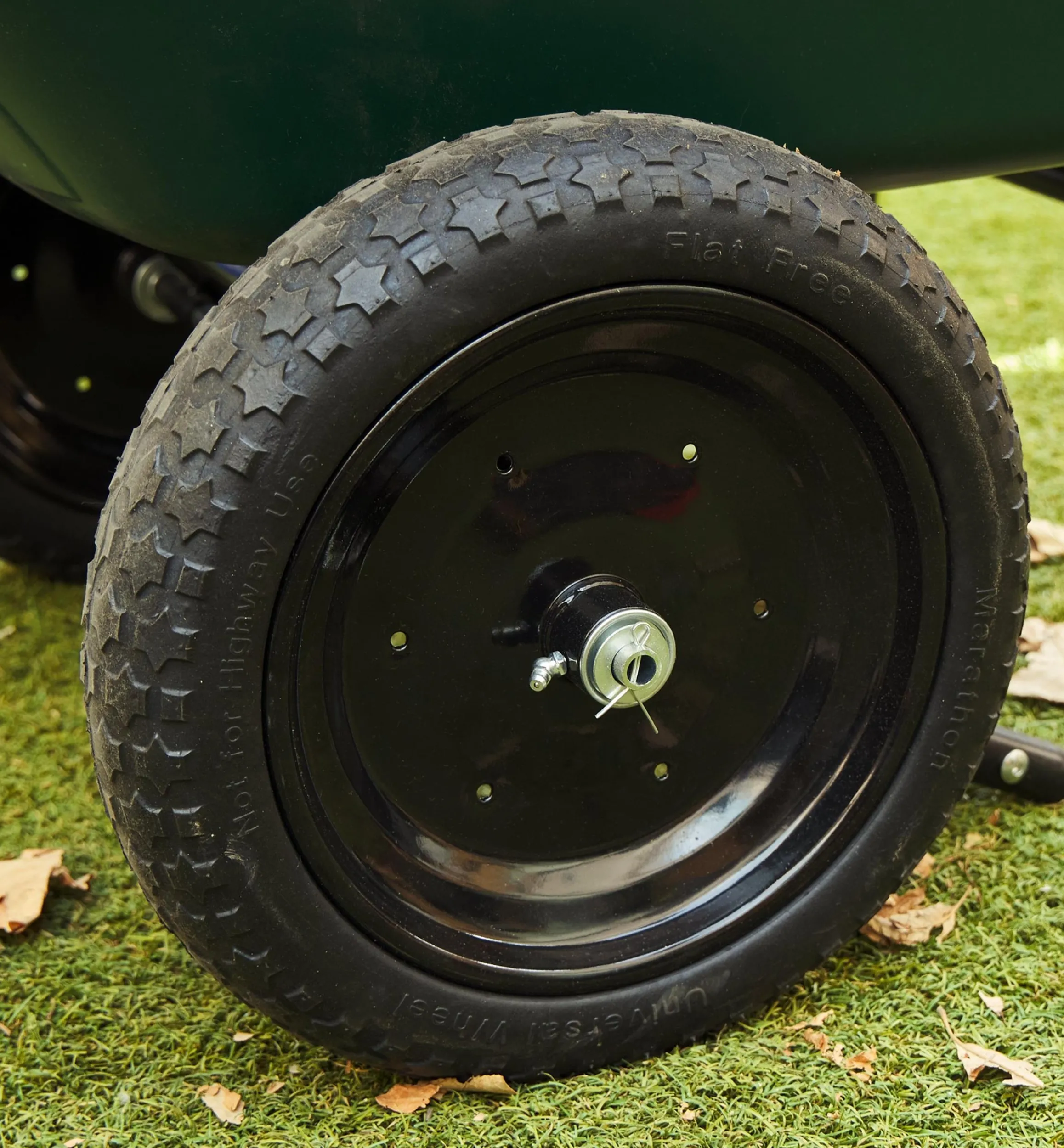Lee Valley Garden Care>Wheelbarrow With Flat-Free Tires